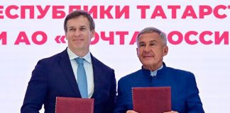 Справа налево: раис Республики Татарстан Рустам Минниханов и гендиректор «Почты России» Михаил Волков Фото (с) Правительство РТ