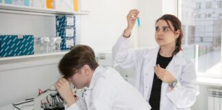 студенты. Фото (с) «Социоцентр» — оператор программы «Приоритет-2030», проекта «Передовые инженерные школы».