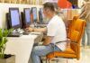 Мэр Москвы сообщил об итогах десятилетней работы mos.ru за компьютером. Фото (с) mos.ru