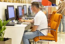 Мэр Москвы сообщил об итогах десятилетней работы mos.ru за компьютером. Фото (с) mos.ru