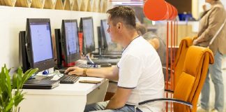 Мэр Москвы сообщил об итогах десятилетней работы mos.ru за компьютером. Фото (с) mos.ru