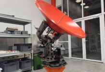На фото приёмник сигналов со спутников «Экспресс-РВ». Космическим аппаратам «Экспресс-РВ» предстоит работать на высокой эллиптической орбите. Их ресурсы позволят обеспечить связь и передачу данных в труднодоступных малонаселённых регионах. Фото (с) Роскосмос