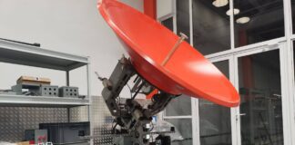 На фото приёмник сигналов со спутников «Экспресс-РВ». Космическим аппаратам «Экспресс-РВ» предстоит работать на высокой эллиптической орбите. Их ресурсы позволят обеспечить связь и передачу данных в труднодоступных малонаселённых регионах. Фото (с) Роскосмос