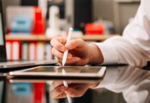 ЭПР для подписания на экране планшета согласия на медицинское вмешательство заработал в Москве Фото (с) freepik