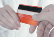 МВД сообщило об ужесточении контроля ЦБ за выдачей банковских карт через курьеров – посредством сбора биометрических ПД Банковская карта. Фото (с) АстанаТВ