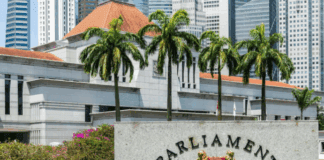 Фото (с) parliament.gov.sg