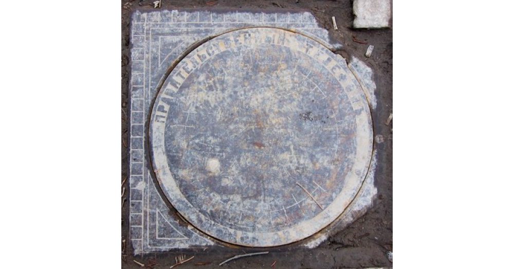 Знаки уходящего телекома на чугуне