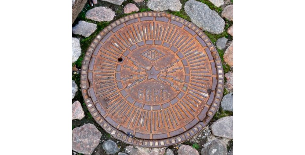 Знаки уходящего телекома на чугуне