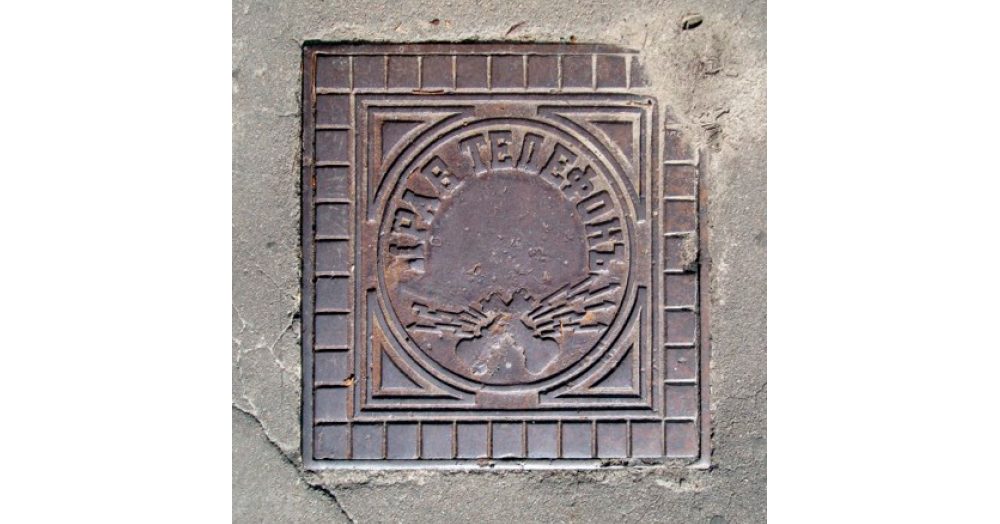 Знаки уходящего телекома на чугуне