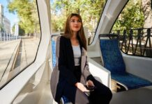 Девушка со смартфоном. Фото (с) mos. ru