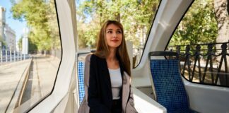 Девушка со смартфоном. Фото (с) mos. ru