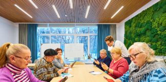 Пенсионеры пожилые. Фото (с) mos.ru