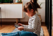 Фото (с) freepik/lookstudio