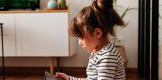 Фото (с) freepik/lookstudio