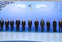 Россия предложила странам ЕАЭС провести посвящённую ИИ встречу высокого уровня Совместное фотографирование глав делегаций государств – участников Евразийского экономического форума. Фото: Сергей Бобылёв, РИА «Новости»
