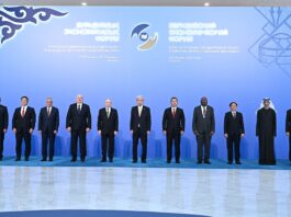 Совместное фотографирование глав делегаций государств – участников Евразийского экономического форума. Фото: Сергей Бобылёв, РИА «Новости»