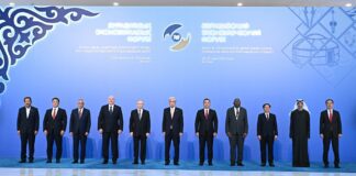 Совместное фотографирование глав делегаций государств – участников Евразийского экономического форума. Фото: Сергей Бобылёв, РИА «Новости»