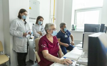 Роструд будет получать от СФР данные об оплате труда бюджетников – законопроект Врачи больница здравоохранение (с) «Мос.Фото»