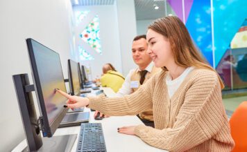 Правительство поручило сократить количество документов для оказания госуслуг по жизненным ситуациям МФЦ в Москве. (с) «Мос.Фото»