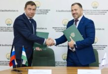 Слева направо: Министр цифрового развития государственного управления Республики Башкортостан Геннадий Разумикин и генеральный директор ПАО «Ростелеком» в Башкортостане Сергей Нищев. Фото (с) Минцифры РБ