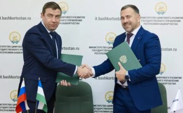 Слева направо: Министр цифрового развития государственного управления Республики Башкортостан Геннадий Разумикин и генеральный директор ПАО «Ростелеком» в Башкортостане Сергей Нищев. Фото (с) Минцифры РБ