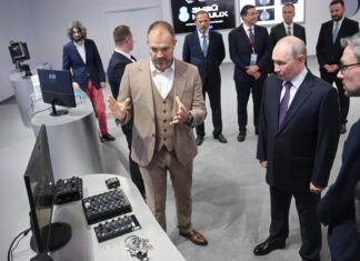 Осмотр выставки российских брендов «Знай наших». С генеральным директором компании «Эсфи» Евгением Замотой. Фото: Кирилл Зыков, РИА «Новости»