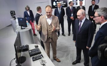 Осмотр выставки российских брендов «Знай наших». С генеральным директором компании «Эсфи» Евгением Замотой. Фото: Кирилл Зыков, РИА «Новости»